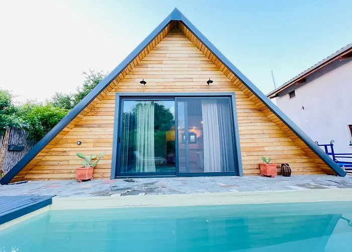 Σπίτι διακοπών Unique Wooden With Pool