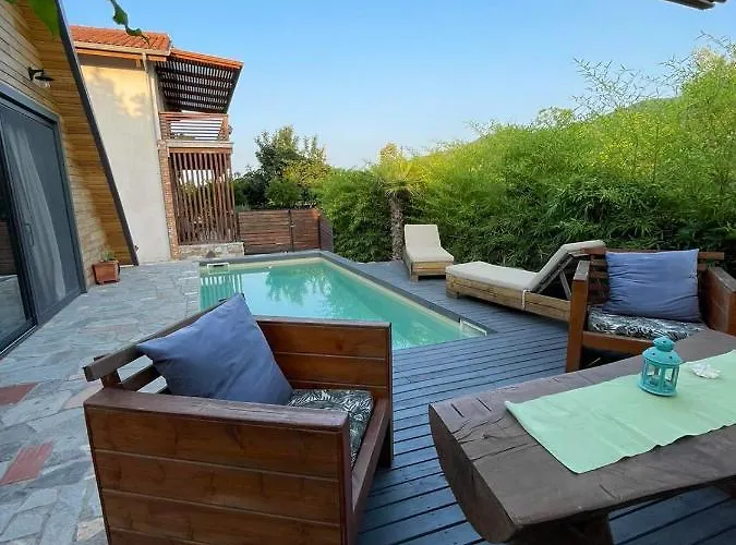 Σπίτι διακοπών Unique Wooden With Pool