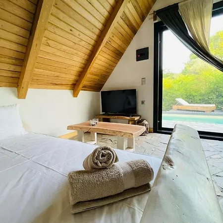 Unique Wooden With Pool بيت للعطل