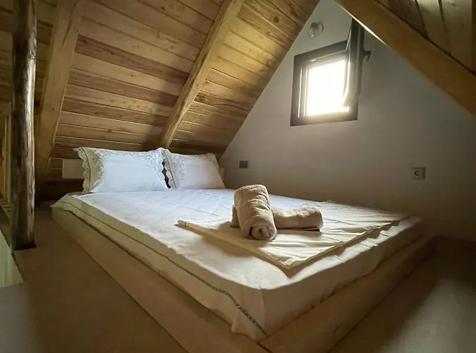 בית נופש Unique Wooden With Pool אולימפיאדה